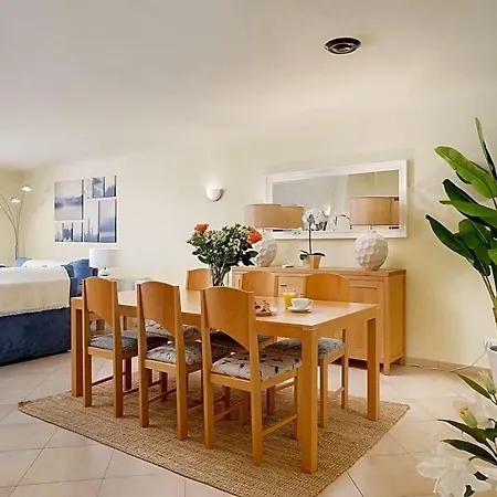 Villa Sleeps 6 With Pool *