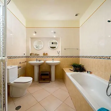 Villa Sleeps 6 With Pool